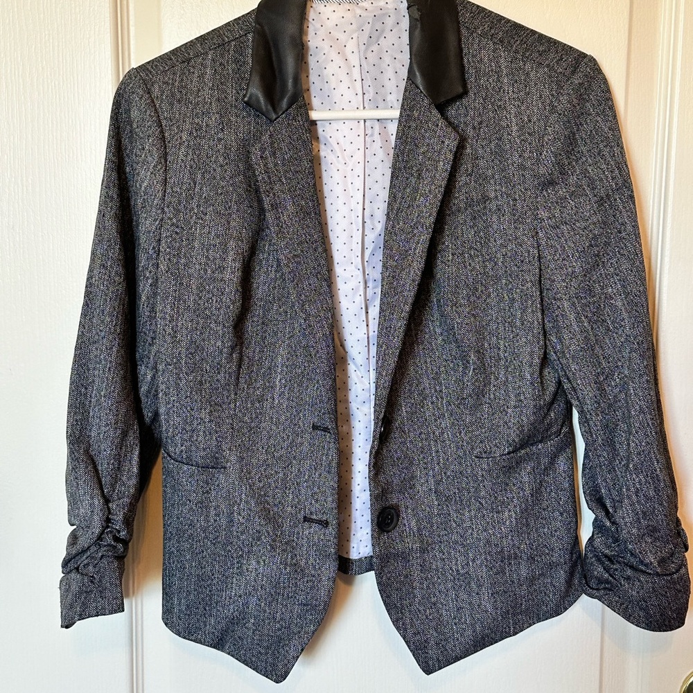 Express Gray Blazer with Notched Lapel and Fitted Silhouette